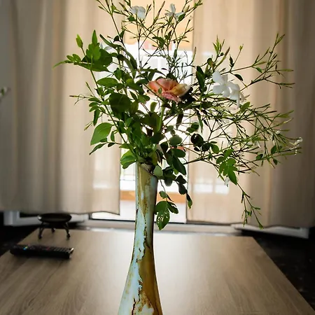 La Famillia Chania Center *