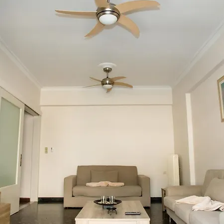 La Famillia Chania Center