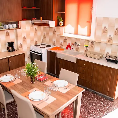 La Famillia Chania Center