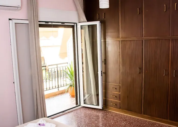 La Famillia Chania Center *