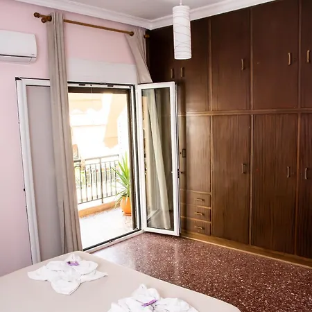 La Famillia Chania Center *